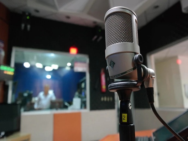 “配音员该如何配合导演进行后期配音”