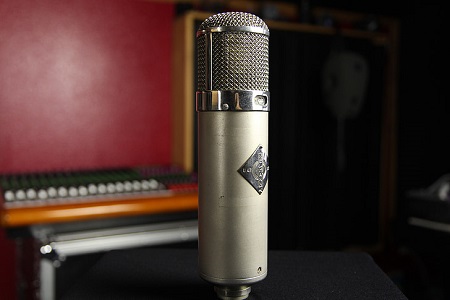 配音用声音演绎广告作品